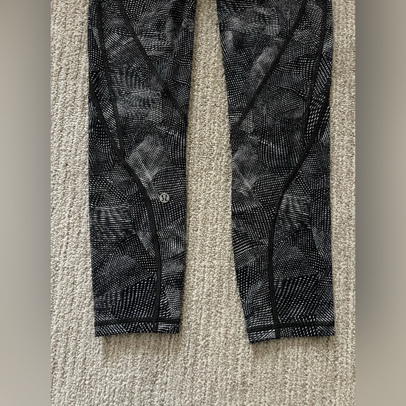 Lululemon Time To Sweat Crop 23" Velocity Mesh Island Mist Black Size 2 - Picture 7 of 10